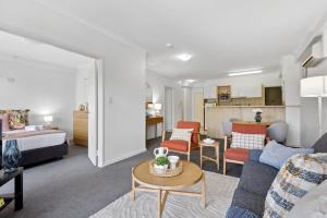 Cozy City Apartment with Stunning Views and Ameni