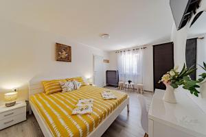 Holiday Home Luce with Pool - Happy Rentals