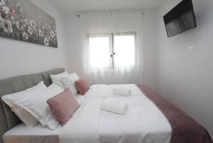 New luxury air-conditioned apartment, with jacuzzi, free parking and gardens