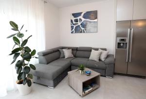 New luxury air-conditioned apartment, with jacuzzi, free parking and gardens