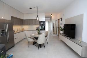 New luxury air-conditioned apartment, with jacuzzi, free parking and gardens