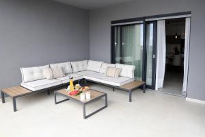 New luxury air-conditioned apartment, with jacuzzi, free parking and gardens