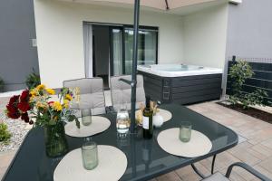 New luxury air-conditioned apartment, with jacuzzi, free parking and gardens