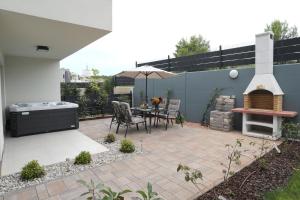 New luxury air-conditioned apartment, with jacuzzi, free parking and gardens