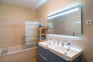 Villas Villa avec piscine privee a la campagne proche de la mer sud de la France : photos des chambres