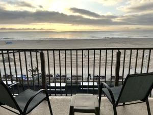 Direct oceanfront on the boardwalk at 1st Street, kitchen, pool, gym, parking
