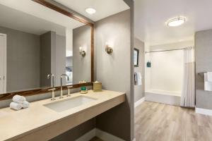 Bathroom, Hilton San Francisco Financial District in San Francisco (CA)