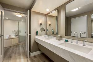 Bathroom, Hilton San Francisco Financial District in San Francisco (CA)