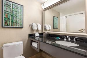 Bathroom, Hilton San Francisco Financial District in San Francisco (CA)
