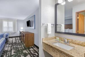 King Room - Non-Smoking room in AmericInn by Wyndham Pella
