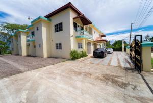 Beautiful bedroom with private bath in a villa near beach