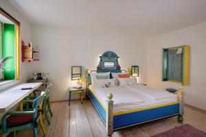 18Arts Hotel - Living in a Gallery!