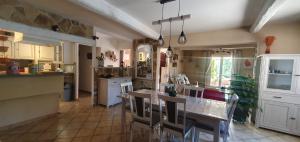 Maisons de vacances Maison familiale avec piscine et boulodrome dans le Luberon : photos des chambres