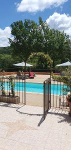 Maisons de vacances Maison familiale avec piscine et boulodrome dans le Luberon : Maison 4 Chambres