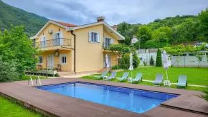 Villa, pool and relax for 12 persons - Rujevo