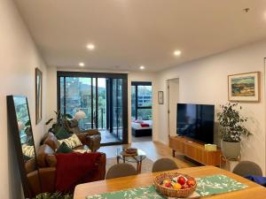 Modern 2BR Apartment in the Heart of the City - Hosted by Canstay