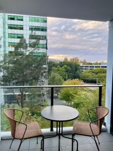 Modern 2BR Apartment in the Heart of the City - Hosted by Canstay
