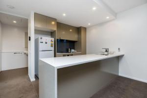 Kingston Foreshore Flat with Garden View - Hosted by Canstay