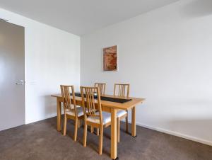 Kingston Foreshore Flat with Garden View - Hosted by Canstay