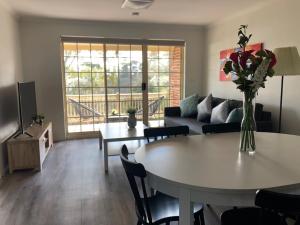 Modern 2BR Apartment and Parking in Griffith - Hosted by Canstay