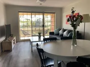 Modern 2BR Apartment and Parking in Griffith - Kingston 