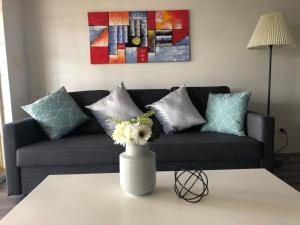 Modern 2BR Apartment and Parking in Griffith - Hosted by Canstay