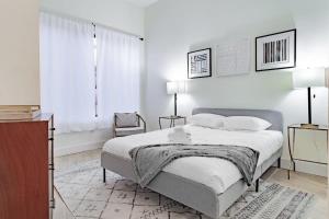 Vibrant 2-BR Luxe Flat Adjacent Eastern Market Walk to METRO Barracks Row Capitol Hill