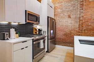 Vibrant 2-BR Luxe Flat Adjacent Eastern Market Walk to METRO Barracks Row Capitol Hill