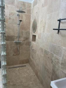 Maisons de vacances Maison avec piscine en centre ville : photos des chambres