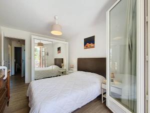 Appartement lumineux avec terrasse à 100m de la plage - 2 ch. - Parking privé & équipements inclus - FR-1-770-20