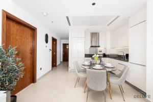 Chic 1BR in The Residence at Marina Gate 2, Dubai Marina by Deluxe Holiday Homes
