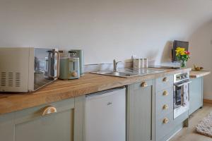 The Galloway Steading -The Hedgehogs Hideout family cabin with Hot Tub and Fire Pit