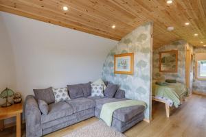 The Galloway Steading -The Hedgehogs Hideout family cabin with Hot Tub and Fire Pit