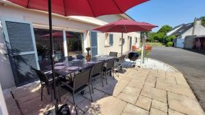 Maisons de vacances Le So Art, grande maison 4 chambres, terrain de petanque, grand jardin clos, flipper, babyfoot, jeux Arcade, ping pong,1 km mer, proche golf, Port en Bessin, Bayeux et plages du debarquement, adaptee enfants : photos des chambres