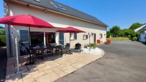 Maisons de vacances Le So Art, grande maison 4 chambres, terrain de petanque, grand jardin clos, flipper, babyfoot, jeux Arcade, ping pong,1 km mer, proche golf, Port en Bessin, Bayeux et plages du debarquement, adaptee enfants : photos des chambres