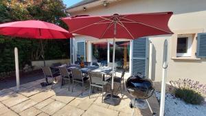 Maisons de vacances Le So Art, grande maison 4 chambres, terrain de petanque, grand jardin clos, flipper, babyfoot, jeux Arcade, ping pong,1 km mer, proche golf, Port en Bessin, Bayeux et plages du debarquement, adaptee enfants : photos des chambres