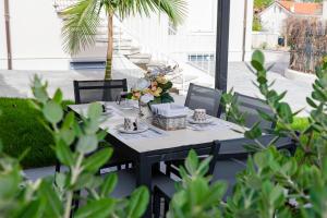 H11 VILLA MIA Giardino-Parcheggio