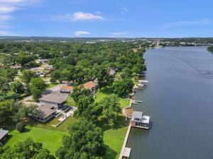 The Retreat on Lakeshore with Concierge Services