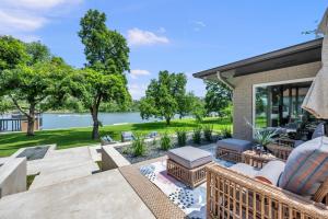 The Retreat on Lakeshore with Concierge Services