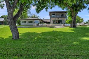 The Retreat on Lakeshore with Concierge Services