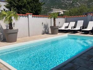 Große Ferienwohnung in Cesarica mit Privatem Pool 