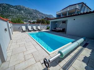 Große Ferienwohnung in Cesarica mit Privatem Pool 