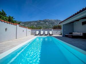 Große Ferienwohnung in Cesarica mit Privatem Pool 