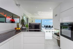 Villa White Pearl Diamond, Opatija mit Meerblick & Pool