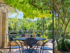 Maisons de vacances Holiday Home La maison aux volets bleus by Interhome : photos des chambres