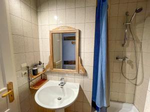 Appartements La Maison Bleue - Historic House in the Heart of Riquewihr : photos des chambres