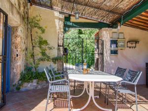 Maisons de vacances Holiday Home La maison aux volets bleus by Interhome : photos des chambres