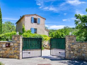 Maisons de vacances Holiday Home La maison aux volets bleus by Interhome : photos des chambres