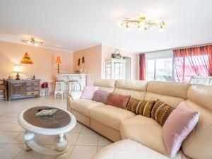 Apartment Les Cascades du Lac by Interhome