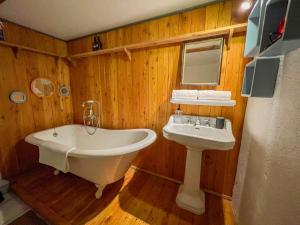 Appartements La Maison Bleue - Historic House in the Heart of Riquewihr : photos des chambres